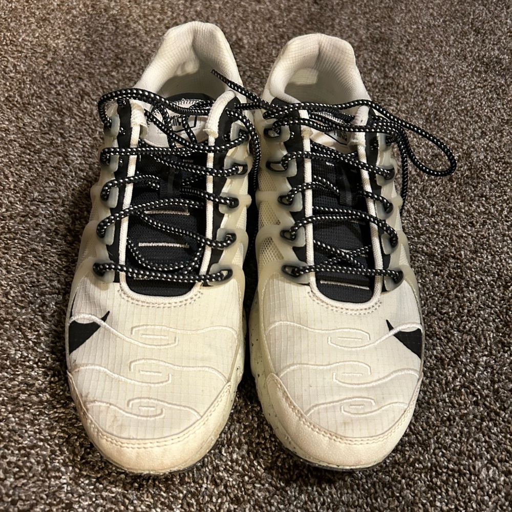 Nike Cream and Black Athletic Shoes with Sporty Design